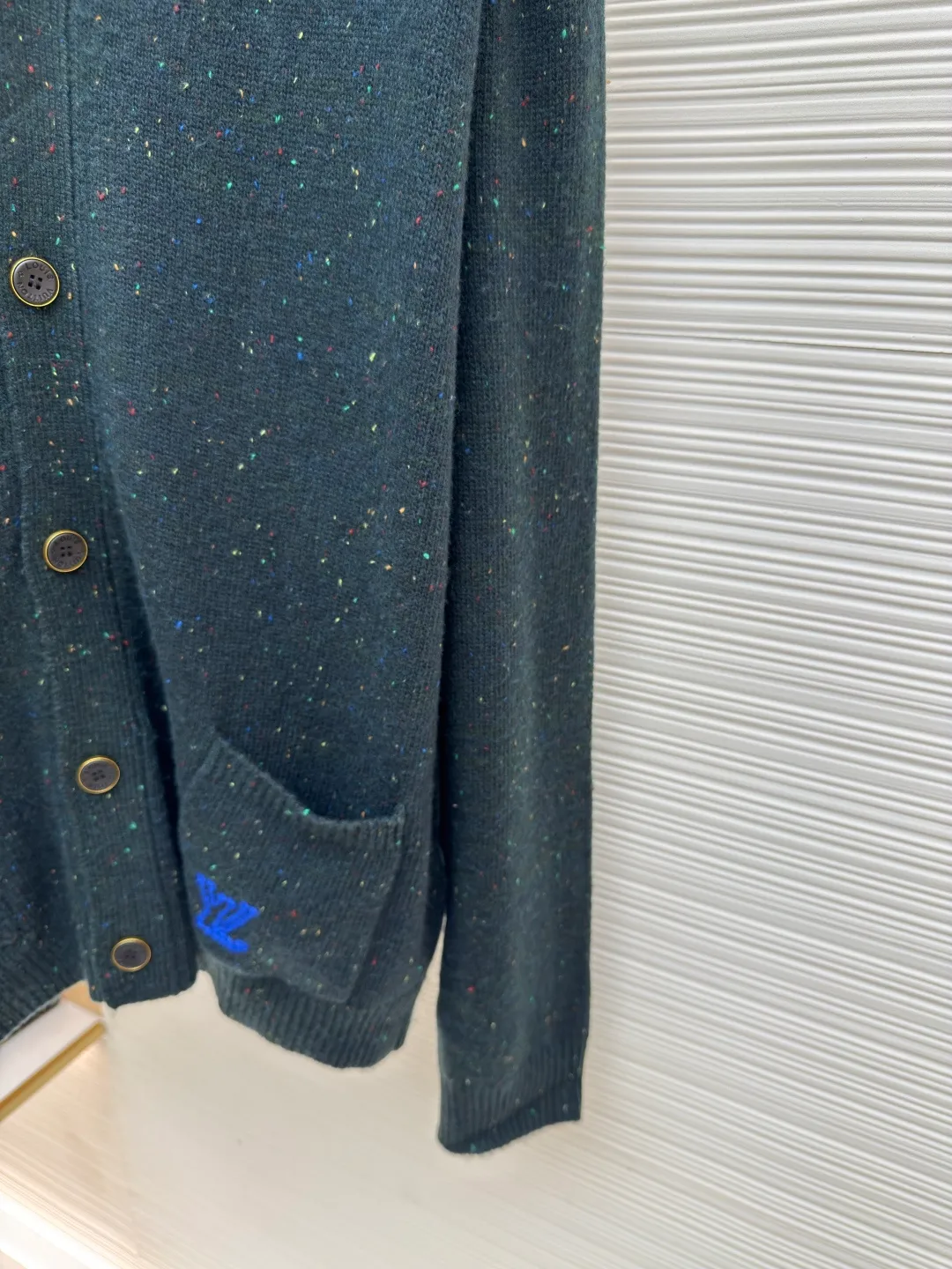 LOUIS VUITTON ●Description: This soft cashmere knitted cardigan has a deep body embellished with contrasting spotted elements, and the left pocket is embroidered with exquisite texture!V logo, echoing the Japanese craftsmanship inspiration in the PharrellWilliams and Nigo collaboration series. The light yet gorgeous style makes it a great choice for layering across seasons. The overall wiring is straight and delicate, the fabric is comfortable and soft, and the color is consistent without color difference. It can be matched with the same style to create a fashionable look and control various occasions. Customized accessories, complete with three standards, same style for men and women!